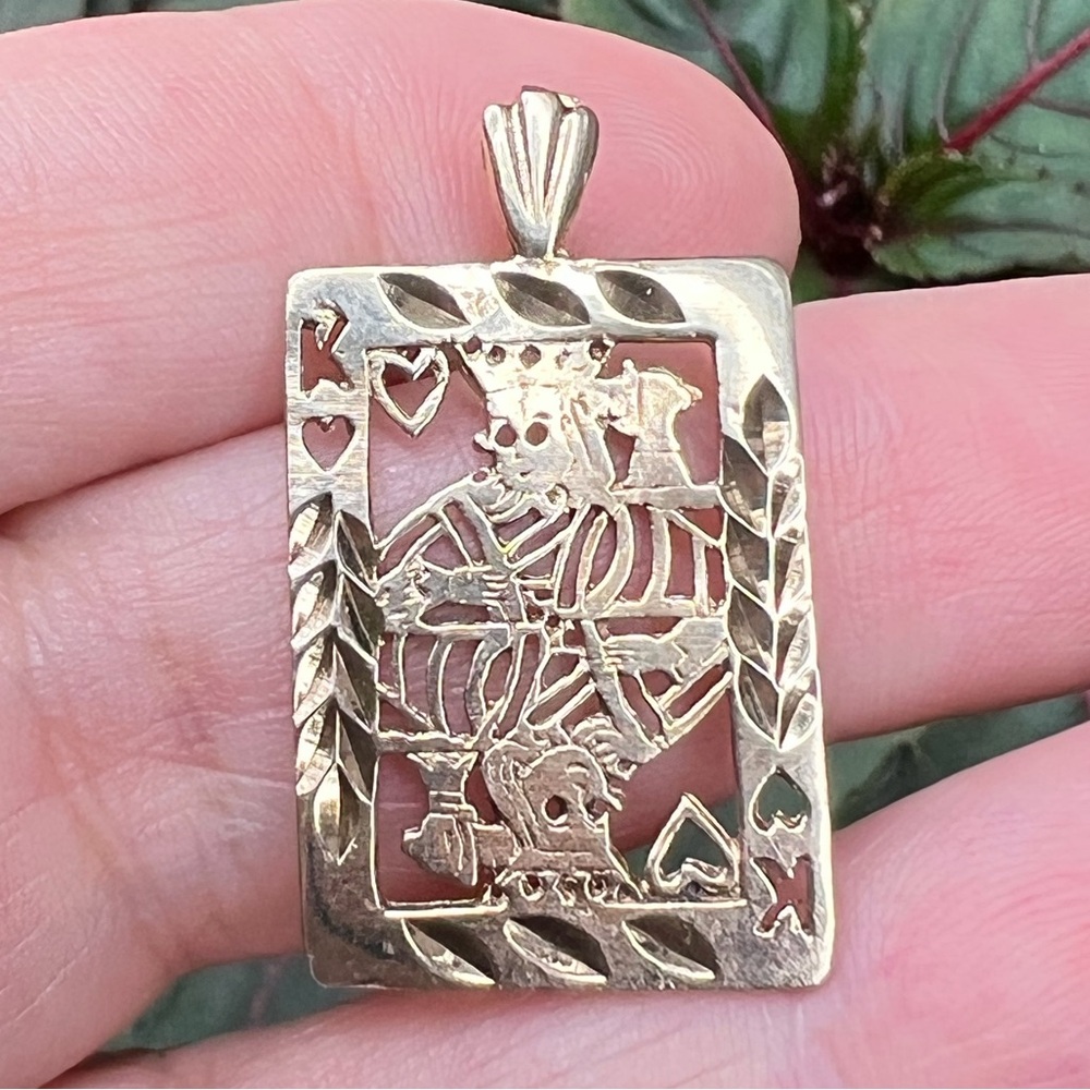 VINTAGE SOLID 14K YELLOW GOLD KING CARD POKER LARGE CHARM PENDANT